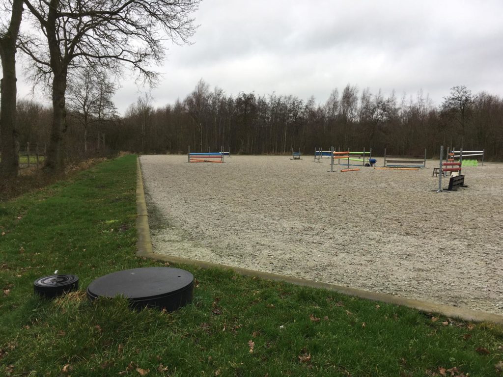 Paardrijbak of sportveld met regenwateropvang
